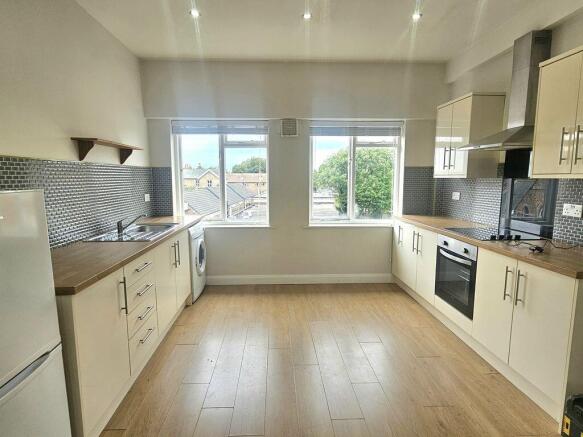 2 bed Flat to rent Image 4