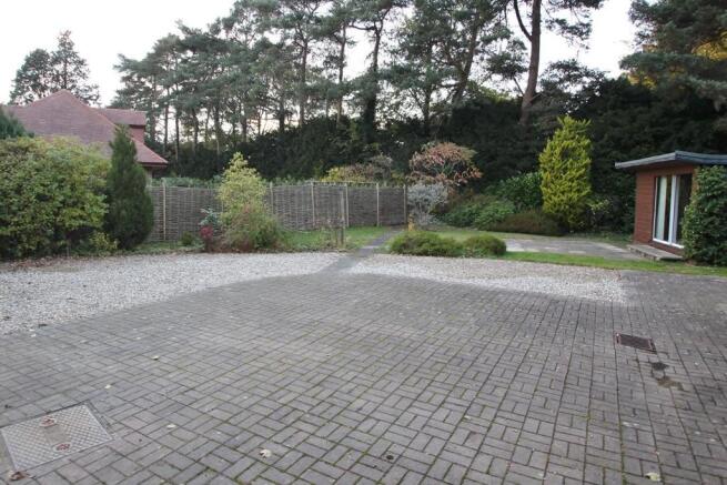 Driveway & Gdns 2.JPG