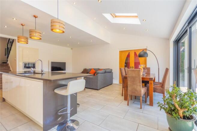 5 bed Detached for sale Image 6