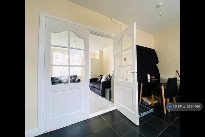 2 bed Terraced to rent Image 5