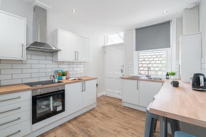 8 bed House to rent Image 4
