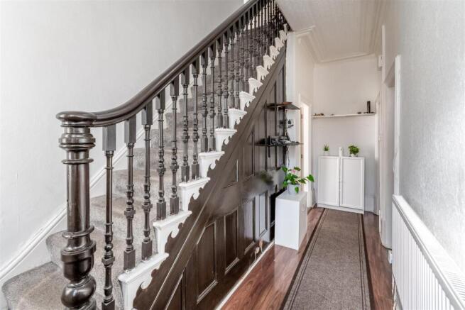 5 bed Detached for sale Image 8