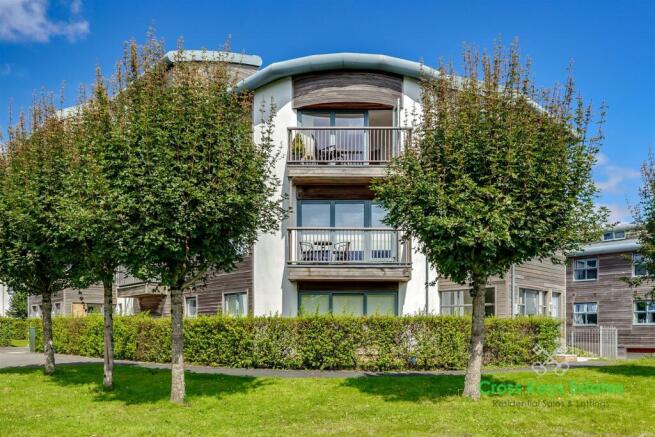 Communal Gardens, Balcony & Views