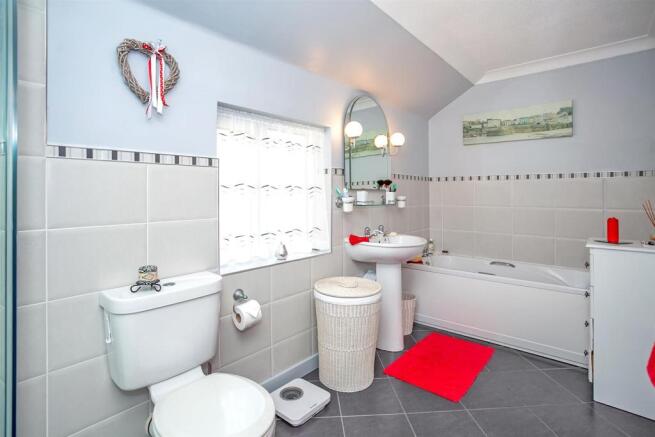 Master Bedroom En-Suite 2.jpg