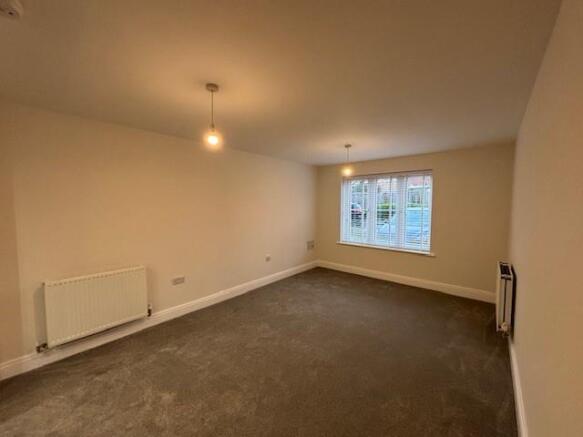 9 Warren Close sit.din.jpg