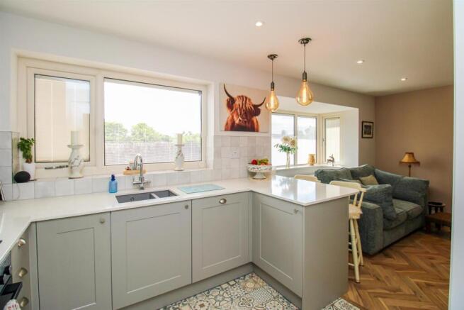 KITCHEN BREAKFAST AREA