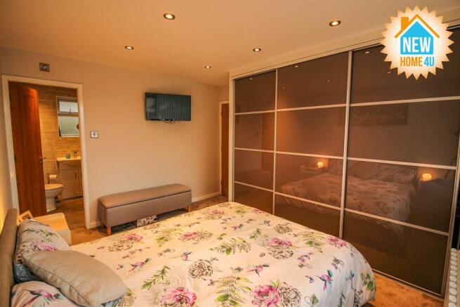 MAIN BEDROOM: