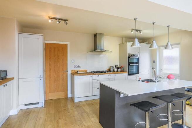 3 bed Semi-Detached for sale Image 3