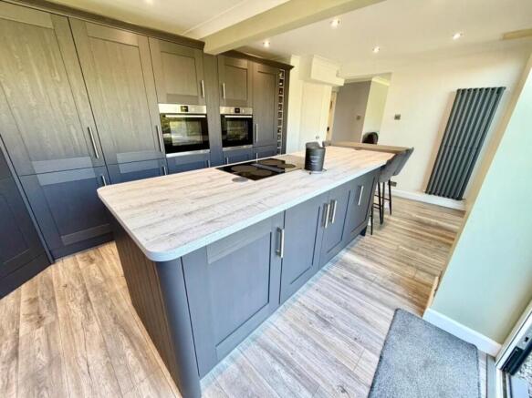 4 bed Detached for sale Image 4