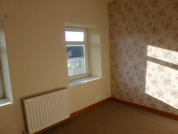 FRONT BEDROOM 1 :