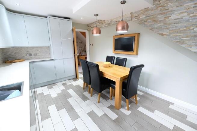 KITCHEN/DINING ROOM