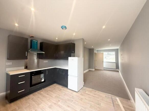 3 bed End of Terrace to rent Image 4