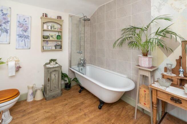 1ST FLOOR BATHROOM