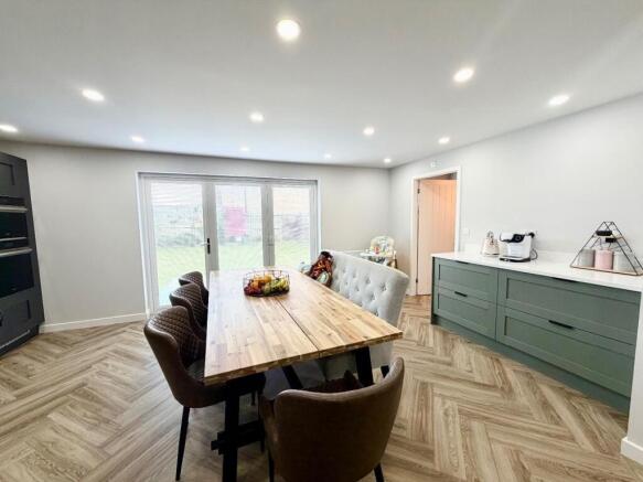 4 bed Detached for sale Image 8