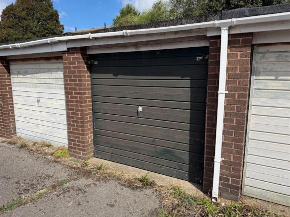 Garage Southfields Road 3.jpg