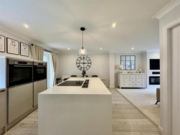 4 bed Link Detached House for sale Image 8