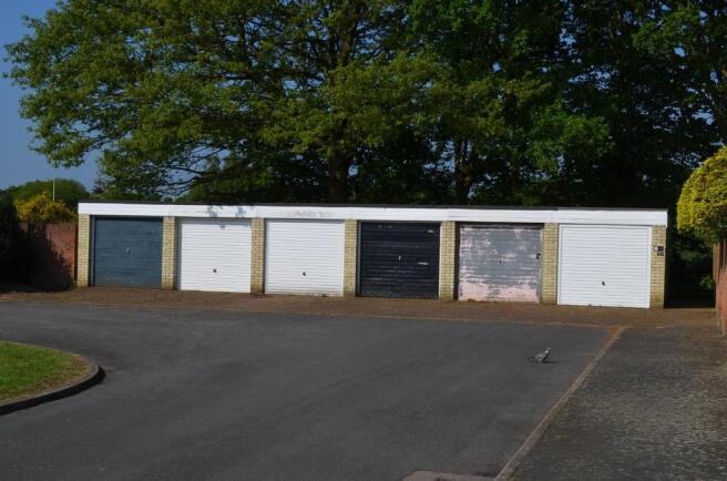 Garage in block (...