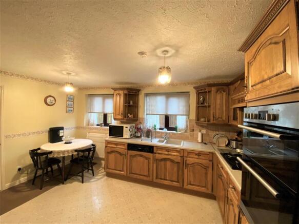 KITCHEN/BREAKFAST ROOM