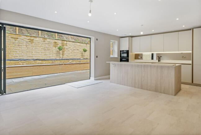 4 bed Detached for sale Image 5
