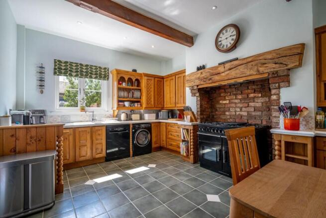 4 bed Detached for sale Image 7