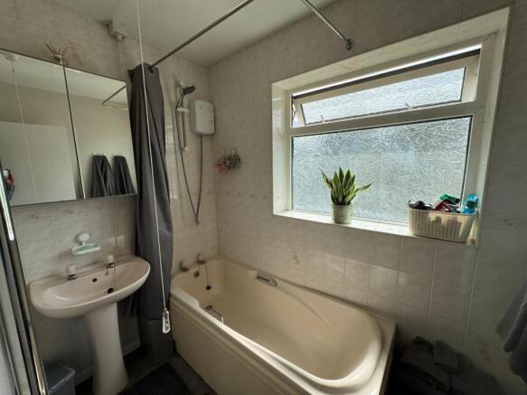 3 bed Semi-Detached to rent Image 8
