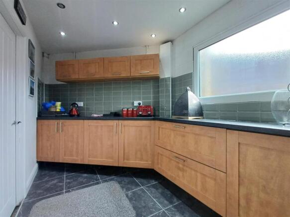 3 bed Semi-Detached to rent Image 5