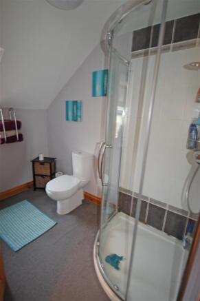 EN-SUITE SHOWER ROOM