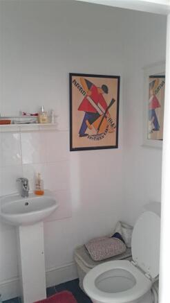 EN-SUITE SHOWER ROOM