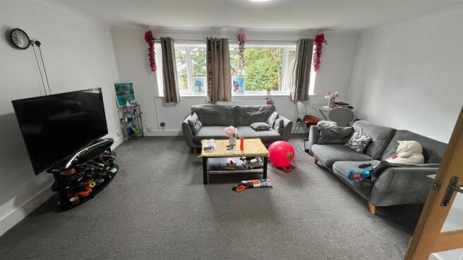 2 bed Apartment to rent in roundhay