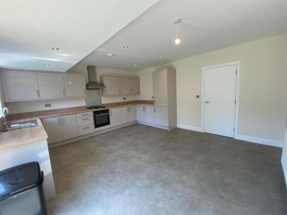4 bed Semi-Detached to rent Image 5