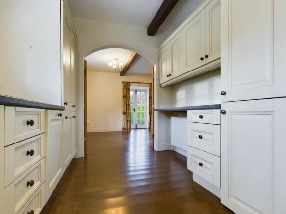 5 bed Semi-Detached to rent Image 7