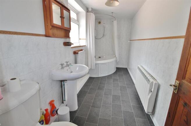 FAMILY BATHROOM