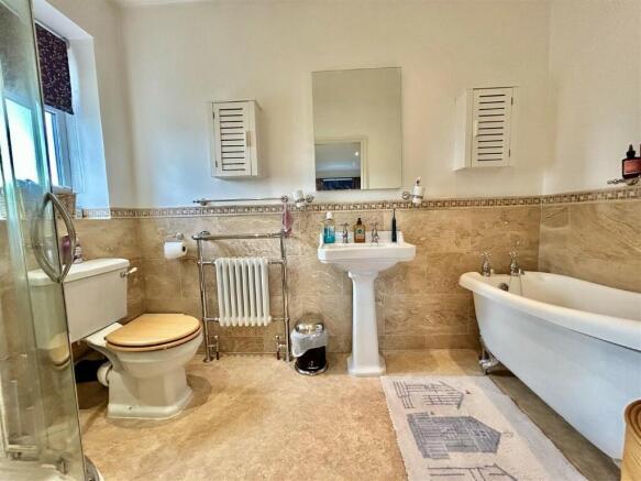 5 bed Detached for sale Image 11