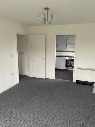 2 bed Apartment to rent Image 4