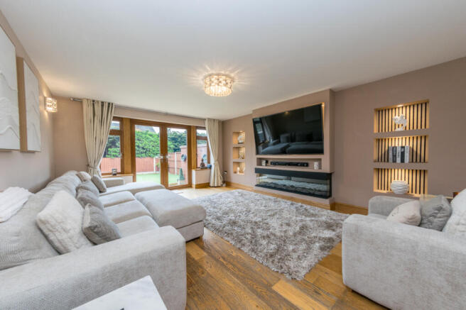 5 bed Detached for sale Image 4