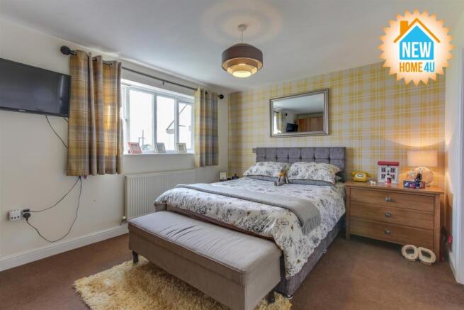 MAIN BEDROOM: