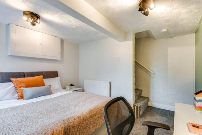 4 bed House to rent Image 6