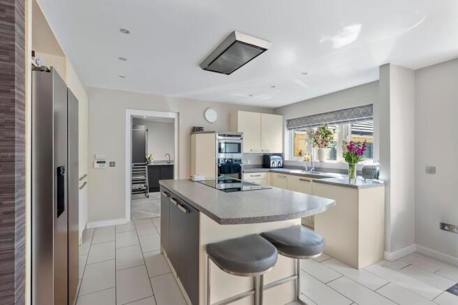 4 bed Detached for sale Image 11