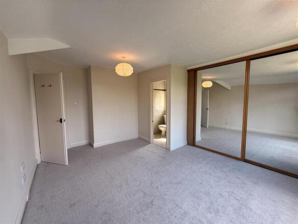 4 bed Semi-Detached to rent Image 10
