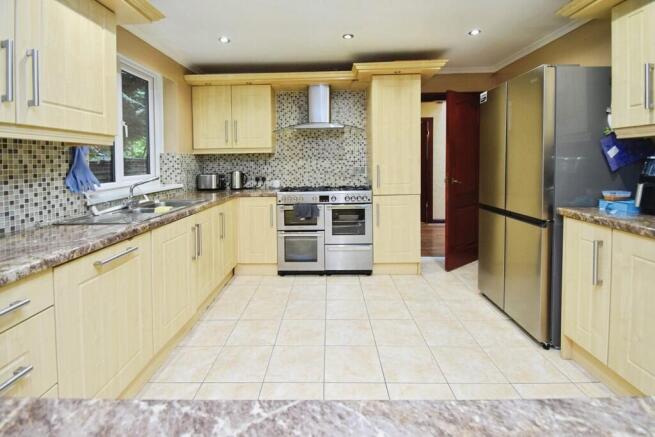 7 bed Detached for sale Image 6