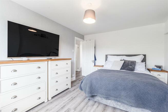 10 Pretoria Road, Chertsey, KT16 9LN - 23.jpg