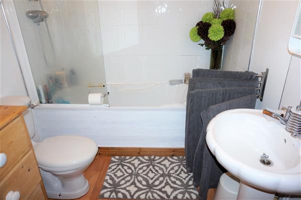 FAMILY BATHROOM :