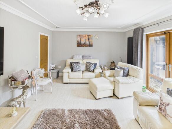 5 bed Detached for sale Image 12