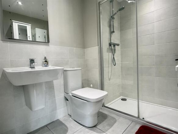 EN SUITE SHOWER ROOM/WC