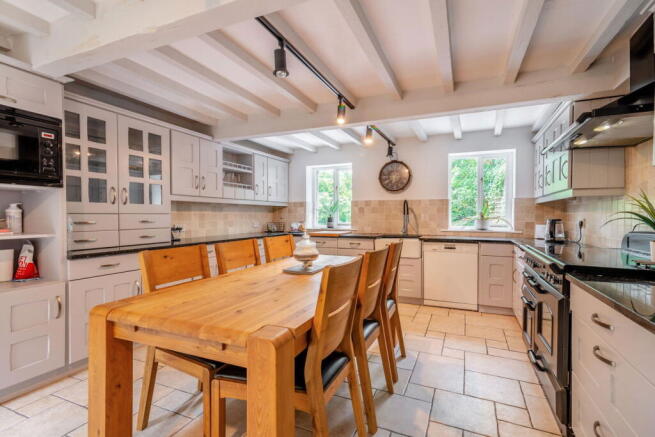 5 bed Detached for sale Image 8
