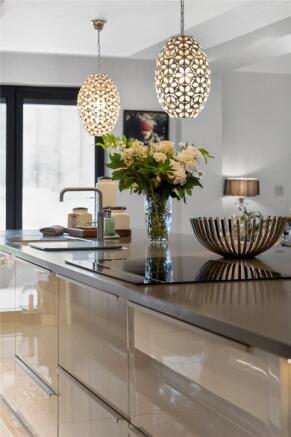 5 bed Detached for sale Image 6