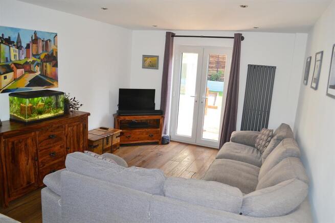 LOUNGE / DINING ROOM