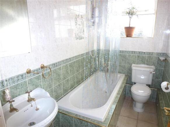 MAIN BATHROOM
