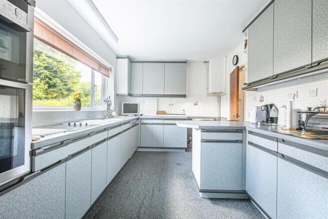 4 bed Detached for sale Image 5