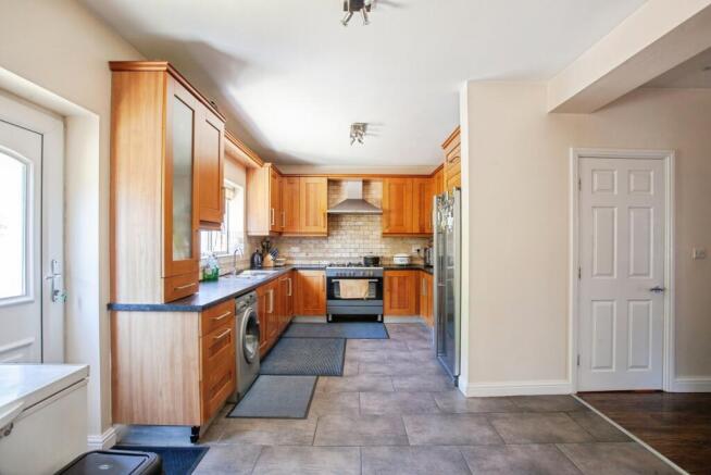 6 bed Semi-Detached for sale Image 9